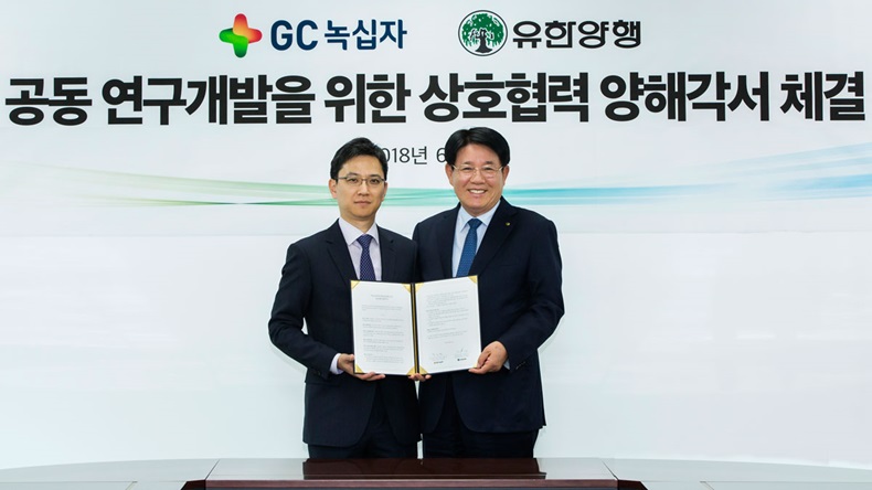 Eun Chul Huh, president of GC Pharma, and Jung Hee Lee, president of Yuhan, at signing ceremony