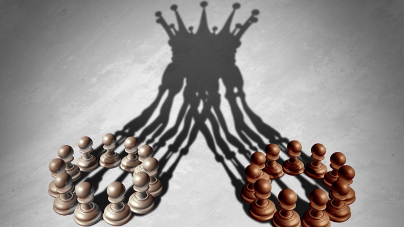 Opposite side chess pieces in a circle on two separate sides, together forming shadow image of crown