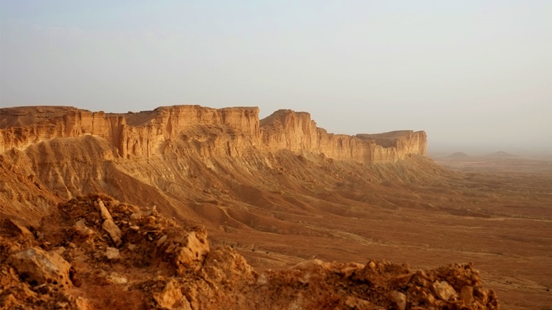 Cliffs-Saudia-Arabia_562044328_1200