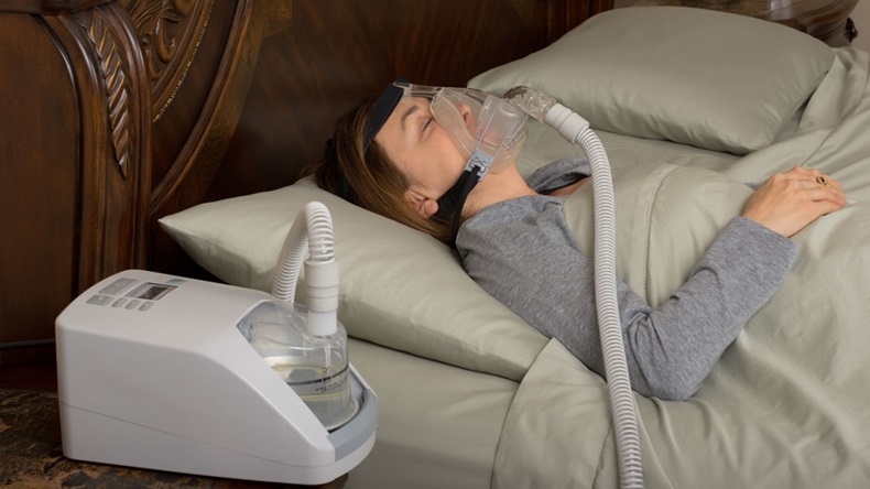 Woman wearing CPAP machine for sleep apnea